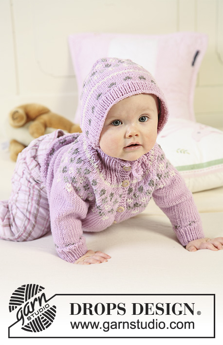 Strawberry Cheeks / DROPS Baby 19-1 - Souprava: dětský propínací svetr - kabátek s kruhovým sedlem, čepeček a ponožky s norským vzorem pletené z příze DROPS Merino Extra Fine. 